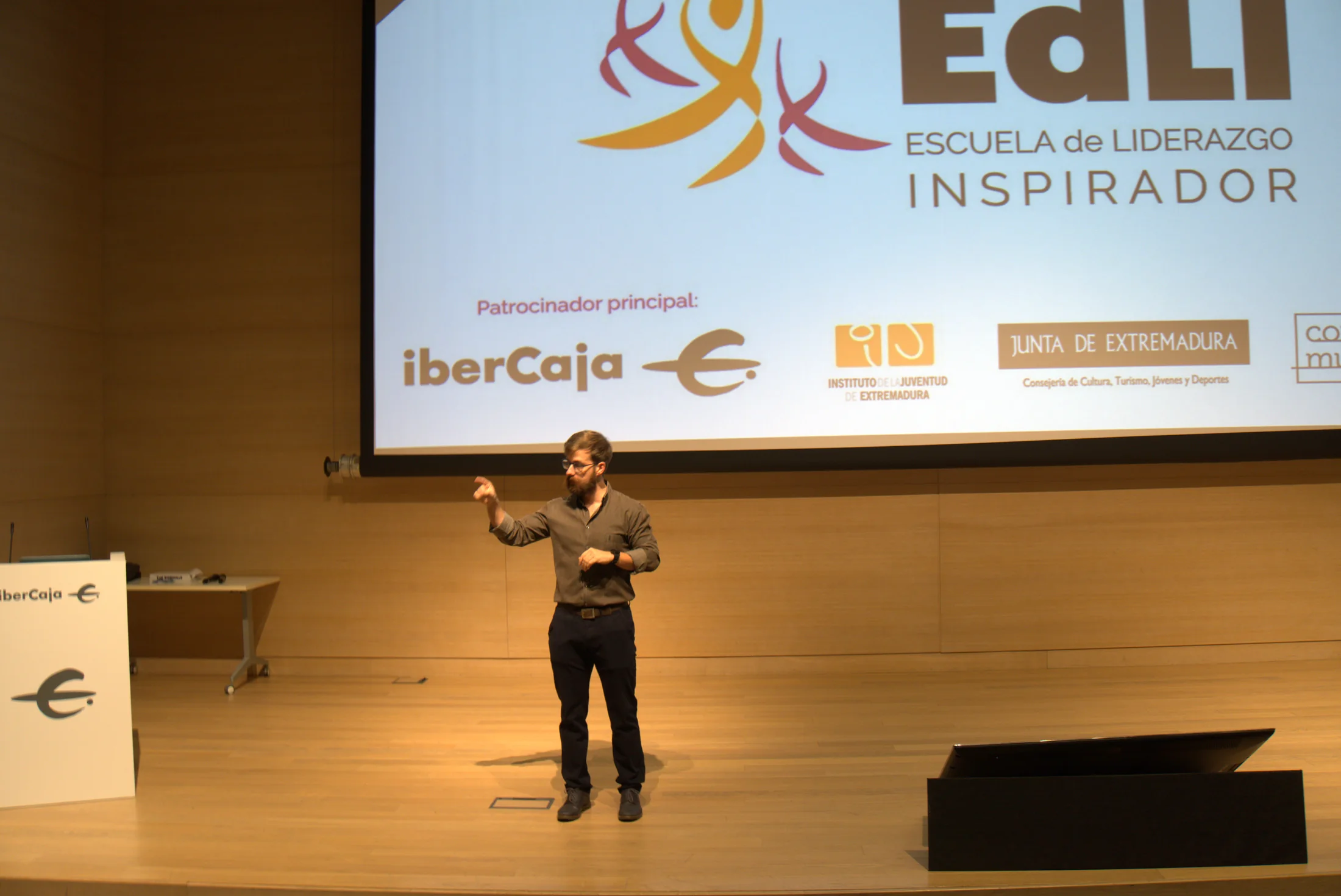 Formador de EdLI durante una presentación